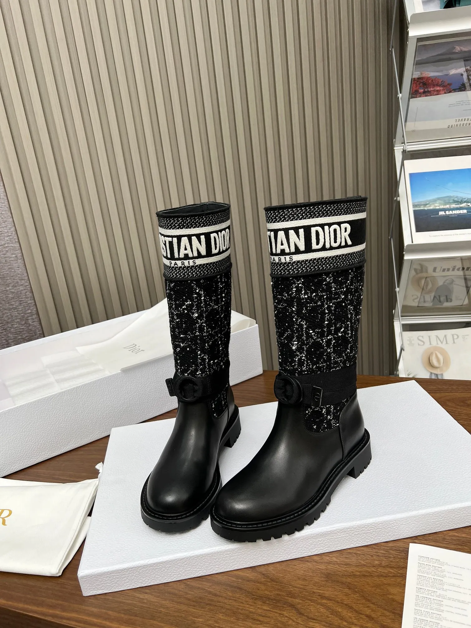 👟👟Ex-factory price 600👟👟 2024ss highest version Dior Dior autumn and winter boots retro work boots one-step, imported calfskin upper stitched with the latest imported technology electric embroidered face Xuan type versatile slimming yyds. The shape is three-dimensional and plump, handsome and comfortable on the feet, the design style is very novel, the details are perfect, cool and trendy💯 trendy outsole Inner: Niuli Outsole: 1:1 molded outsole Heel height: 3.0cm Size: 35-41 (41 customized)